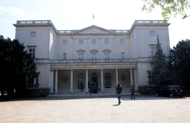 Тужба због Белог двора